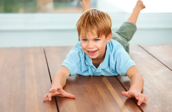 Παιδί Ενθουσιασμένος Και Παιχνίδι Φαντασίας Στο Πάτωμα Στο Σπίτι Της — Φωτογραφία Αρχείου