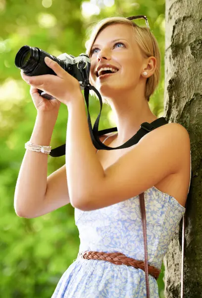 Gelukkig Fotograaf Vrouw Natuur Met Bomen Camera Vakantie Omgeving Bos — Stockfoto