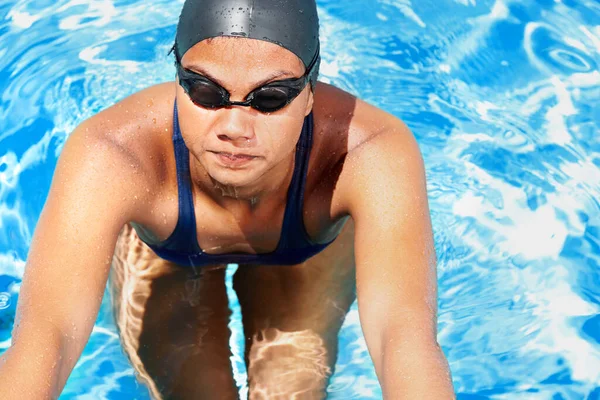 Kadın Atlet Mavi Havuzunda Yüzme Yarışması Spor Antrenman Için Yukarıdan - Stok İmaj
