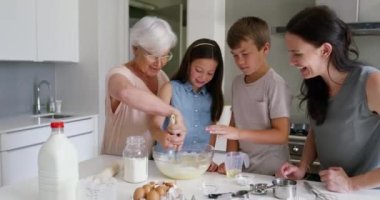 Mutlu aile, öğretim, pişirme ya da mutfakta yemek pişirme talimatları, evde çocuk gelişimi. Çocuklar, kadınlar ya da gıda eğitimli mutluluk, tatlı ya da pasta için destek ve bakım.