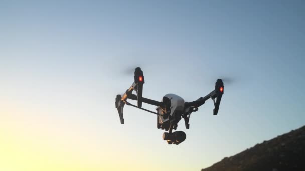 Drone Latanie Niebo Wideografii Lub Fotografii Słońce Cyfrowy Robot Technologią — Wideo stockowe