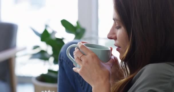 Pensando Feliz Mujer Tomando Café Casa Sala Estar Paz Relajarse — Vídeo de stock