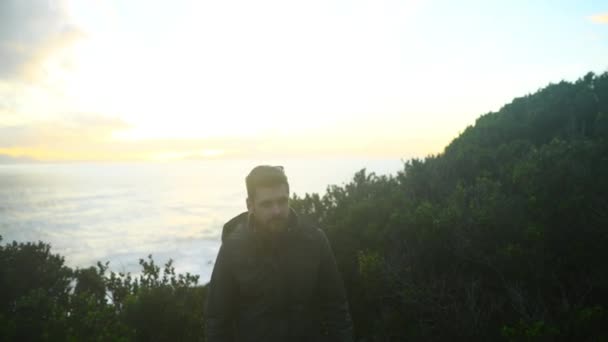 Człowiek Wędrówka Las Oceanem Zachód Słońca Przyroda Dla Szlaku Turystycznego — Wideo stockowe