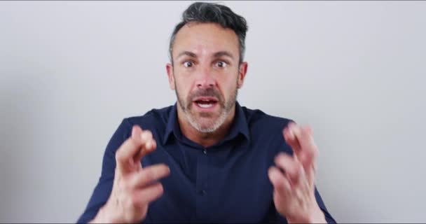 Heyecanlı Yüzü Olgun Bir Adamın Gri Arka Planda Tutku Motivasyon — Stok video