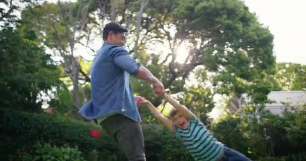 Tato Bawiąc Się Huśtając Dziecko Świeżym Powietrzu Ogrodzie Lub Podwórku — Wideo stockowe