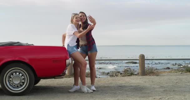 Praia Selfie Casal Lésbico Uma Viagem Carro Com Fim Semana — Vídeo de Stock