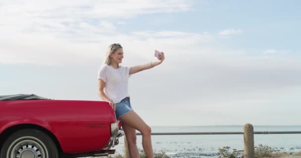 Vrouw Selfie Auto Voor Roadtrip Strand Voor Wellness Vakantie Vakantie — Stockvideo