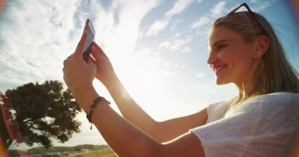 Mujer Sonrisa Teléfono Para Fotos Viajes Recuerdos Post Para Redes — Vídeos de Stock