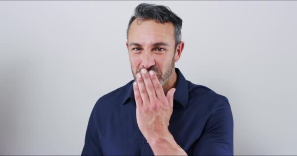 Muž Portrét Nebo Vyhodit Polibek Klientské Důvěře Studio Společnosti Flirtovat — Stock video