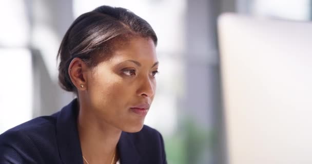 Visage Femme Heureuse Affaires Bureau Avec Ordinateur Sourire Fierté Dans — Video