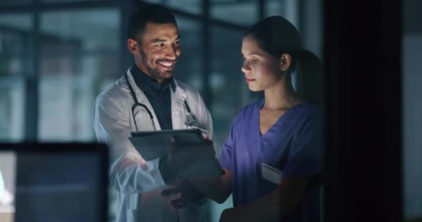 Medico Infermiere Parlare Tablet Notte Ospedale Informazioni File Online Connessione — Video Stock