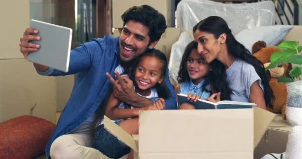 Digitales Tablet Selfie Und Indisches Familienlächeln Für Foto Oder Erinnerung — Stockvideo
