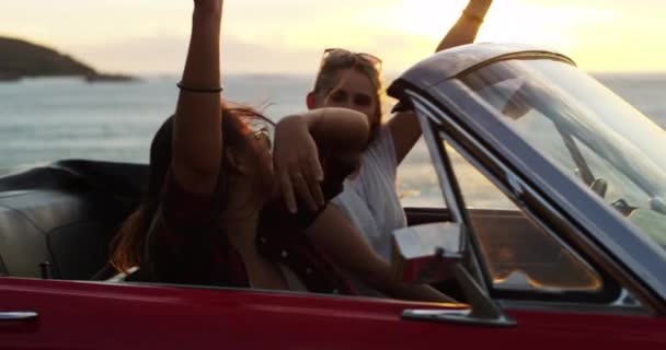 日落和女友一起上路度假 度假或周末 自由和年轻女子乘着风车在海滨旅行 旅游或观光 — 图库视频影像