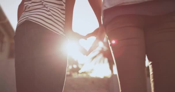 在日落时 夫妻的心 形体和双手在户外一起 彼此关怀和支持 在夏天 后院里或感情 婚姻或结婚纪念日中的人物形象和爱情签名 — 图库视频影像