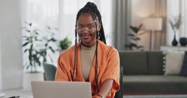 Siyahi kadın, ev işi için portre ve dizüstü bilgisayar, sosyal medya veya apartmanda gülümseyerek blog araştırması. Bilgisayarı e-posta, web sitesi ya da evde online olan mutlu serbest yazar
