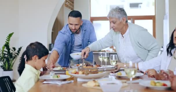 Familia Feliz Cena Comida Para Celebrar Casa Con Vino Comunicación — Vídeos de Stock