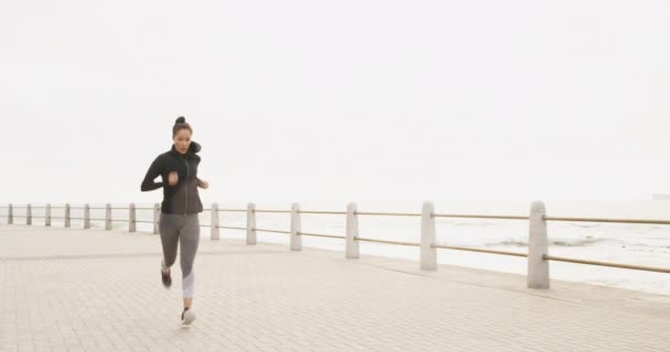 Invierno Fitness Mujer Corriendo Una Playa Para Entrenamiento Salud Bienestar — Vídeo de stock