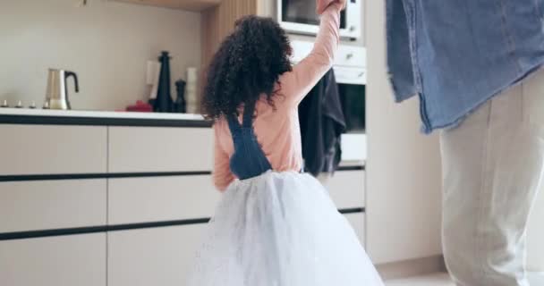 Eltern Tanz Und Kleine Mädchen Die Der Küche Der Prinzessin — Stockvideo