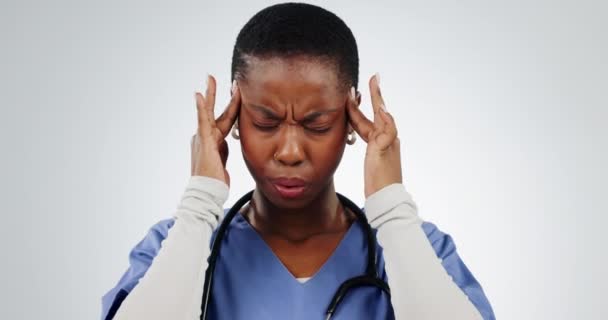 黑人妇女和医生在工作室头痛 因为疲倦 焦虑或错误的灰色背景 非洲女护士长因眩晕或脑雾经太阳穴按摩后的医疗保健 失败及面部护理 — 图库视频影像