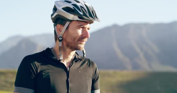 Atleta Hombre Pensando Con Casco Bicicleta Para Ejercicio Cardiovascular Triatlón — Vídeo de stock