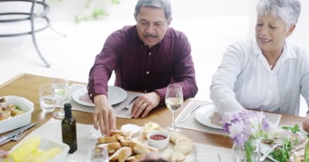 Mattina Grande Famiglia Parlare Durante Colazione Tavolo Con Conversazione Cura — Video Stock