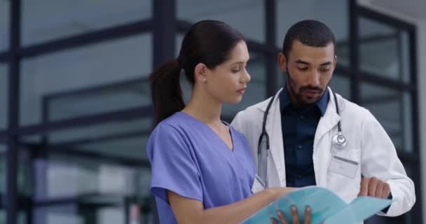 Artsen Teamwork Advies Van Documenten Ziekenhuismap Patiëntenkaarten Voor Zorgplanning Oplossing — Stockvideo