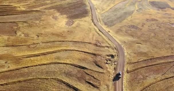Οδήγηση Αυτοκίνητο Στην Ύπαιθρο Και Αγρόκτημα Από Drone Φυσικό Περιβάλλον — Αρχείο Βίντεο
