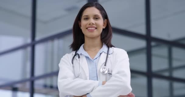 Sorrida Faccia Donna Medico Con Braccia Incrociate Ospedale Aiuto Servizio — Video Stock