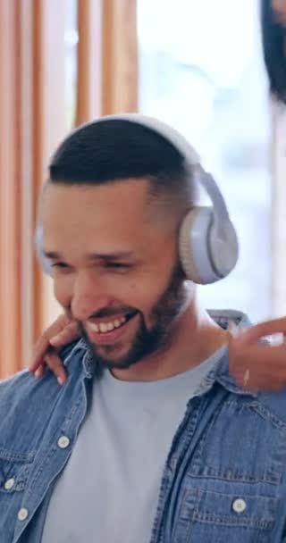 Mann Frau Und Technik Nahaufnahme Mit Kopfhörern Hause Streaming Und — Stockvideo