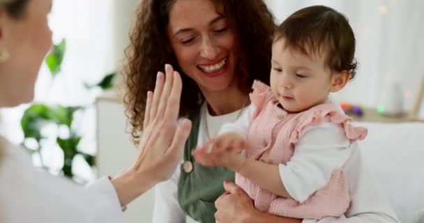 Moeder Baby High Five Met Kinderarts Medische Levensverzekering Controle Ontwikkeling — Stockvideo