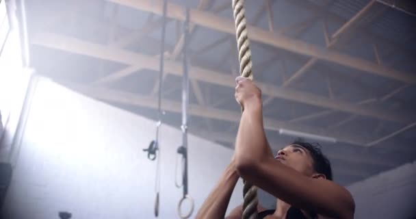 Mujer Cuerda Trepadora Ejercicio Cruzado Ángulo Bajo Desde Desarrollo Muscular — Vídeos de Stock