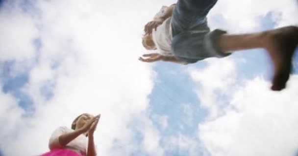 Çocuklar Trambolin Gökyüzü Eğlenceli Heyecanlı Yaz Tatili Zıplama Aşağıdan Atlama — Stok video