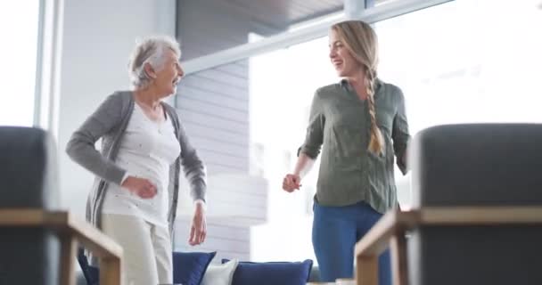 年长的妇女和女儿 带着舞蹈 微笑和对退休的支持 结合和对养老院的同情 老年人 有拥抱 见面和幸福的人和儿童在收容所或设施中 — 图库视频影像