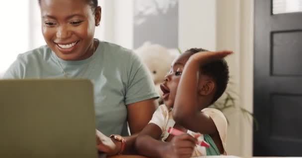 Εργασία Από Σπίτι Κόλλα Πέντε Και Μητέρα Αφρικανικό Παιδί Για — Αρχείο Βίντεο
