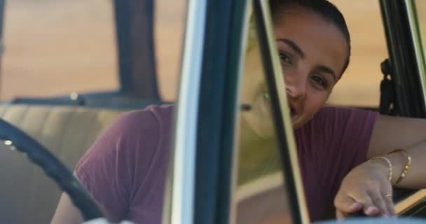 Twarz Samochód Kobieta Uśmiechem Wycieczka Wakacje Szczęściem Lato Weekend Portret — Wideo stockowe