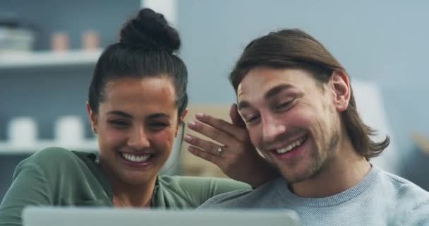 Casal Videochamada Feliz Pelo Engajamento Casa Sorriso Comunicação Sobre Tecnologia — Vídeo de Stock