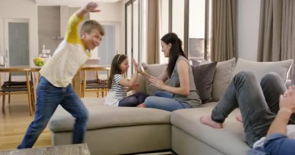 Casa Feliz Família Com Alegria Pais Filhos Com Diversão Brincando — Vídeo de Stock