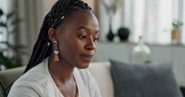 Stres Zwątpienie Czarna Kobieta Kanapie Myślenie Martwić Się Zdrowie Psychiczne — Wideo stockowe