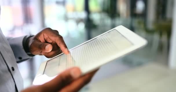 Biznesmen Ręka Tablet Czytania Biurze Dokumentów Artykuł Lub Wiadomości Internecie — Wideo stockowe