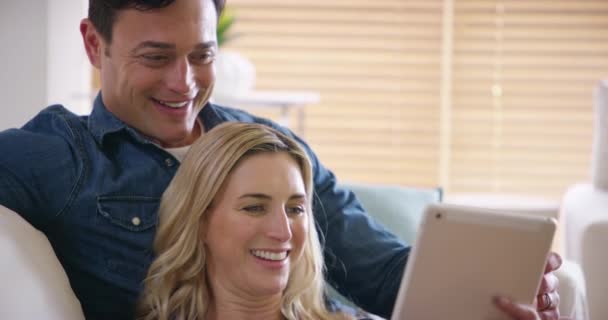 Couple Tablette Haut Cinq Sur Canapé Avec Carte Crédit Excité — Video