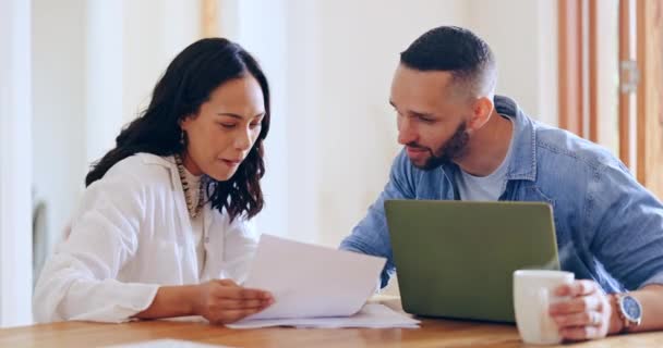Gelukkig Stel Planning Documenten Voor Huishoudbudget Financieel Papierwerk Belastingen Grappig — Stockvideo
