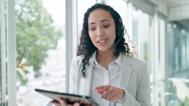 Negocio Mujer Auriculares Con Tableta Caminata Comunicación Con Conexión Planificación — Vídeos de Stock