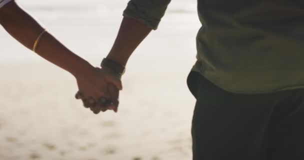 カップル 愛と信頼 歩くためにビーチに手を保持することによって 健康と旅行でのリラクゼーション バックビュー一緒に旅行するためのサポート ケアまたは絆を持つ結婚 — ストック動画
