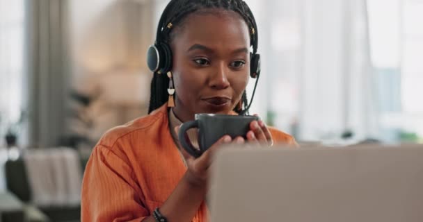 Μαύρη Γυναίκα Ακουστικά Και Καφέ Στο Γραφείο Στο Σπίτι Φορητό — Αρχείο Βίντεο