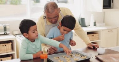 Büyükbaba, torunlar, mutfakta kurabiye pişirme, fırıncı becerisi ve aile evinde kaynaşma. Tatlı, yardım ve çocuk. Çocuklara bisküvi pişirmeyi ve dekore etmeyi öğretmek..