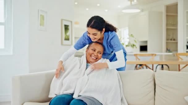 沙发和带毯子的护理人员 为老年妇女提供温暖 健康和舒适的家庭生活 保健和老年人与护士在客厅进行护理 支助和帮助 — 图库视频影像