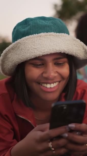 Молодая Женщина Смартфон Открытом Воздухе Комедийное Чтение Онлайн Чат Расслабиться — стоковое видео
