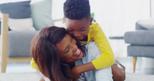 Miłość Plecak Matka Dzieckiem Salonie Troską Zabawą Wsparciem Domu Razem — Wideo stockowe