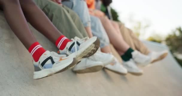 Παπούτσια Πόδια Και Φίλοι Στην Ταράτσα Της Πόλης Κάθονται Μαζί — Αρχείο Βίντεο