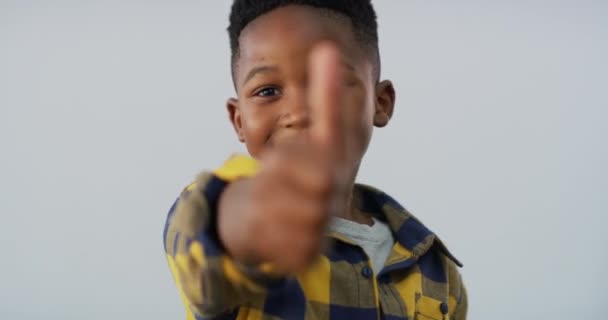 Szczęśliwy Chłopiec Kciuki Górę Wygrywając Sukces Lub Dobrze Zrobione Tle — Wideo stockowe